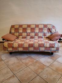 divano letto e tavolo con sedie