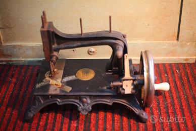 Macchina da cucire antica. RENANIA PERFEZIONATA