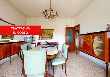 Comodo trivani, con cantina e posto auto.