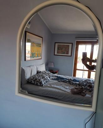 Specchio con cornice in legno bianco