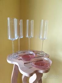 Calici vino bianco o prosecco con piattini olive