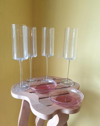 Calici vino bianco o prosecco con piattini olive