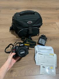 Nikon D3100 con obiettivo e borsa