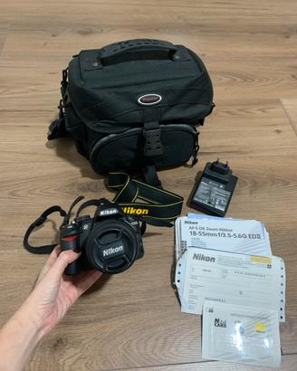Nikon D3100 con obiettivo e borsa