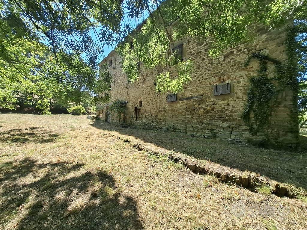 Rustico / Casale di 510 m² con più di 5 locali a R - Altro