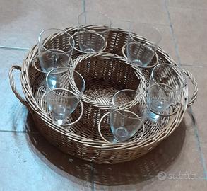Set vassoio in vimini e bicchieri di vetro