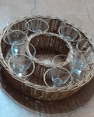 Set vassoio in vimini e bicchieri di vetro