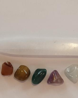 Set Chakra Cristalli burattati su lastra Selenite