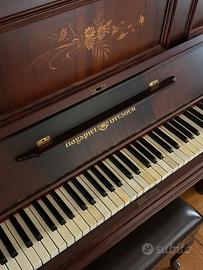 Pianoforte antico a muro con intagli tasti avorio