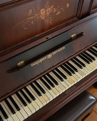 Pianoforte antico a muro con intagli tasti avorio