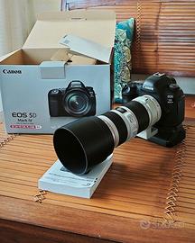 Canon 5d Mark IV con obiettivo e accessori
