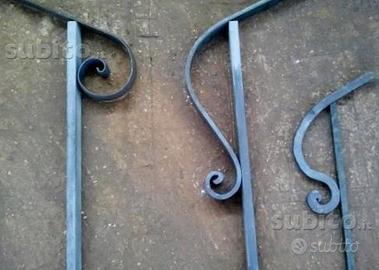 Caposcala in ferro forgiato e battuto a mano