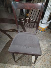 Vecchia sedia in legno vintage anni '60.