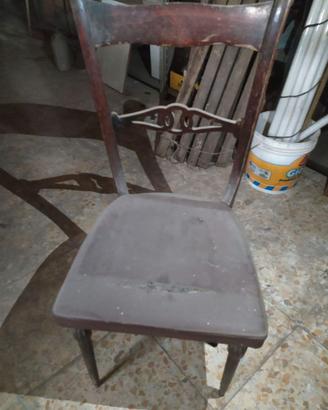 Vecchia sedia in legno vintage anni '60.