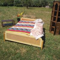 letto matrimoniale con arredo 