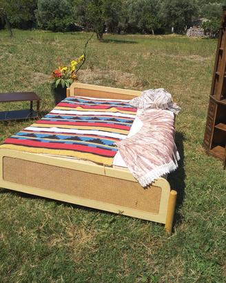 letto matrimoniale con arredo 