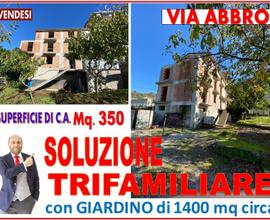 Soluzione trifamiliare con giardino di 1400 mq ca