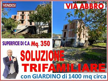 Soluzione trifamiliare con giardino di 1400 mq ca