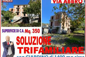 Soluzione trifamiliare con giardino di 1400 mq ca