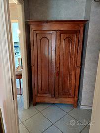 Armadio antico in legno massello del XIX secolo