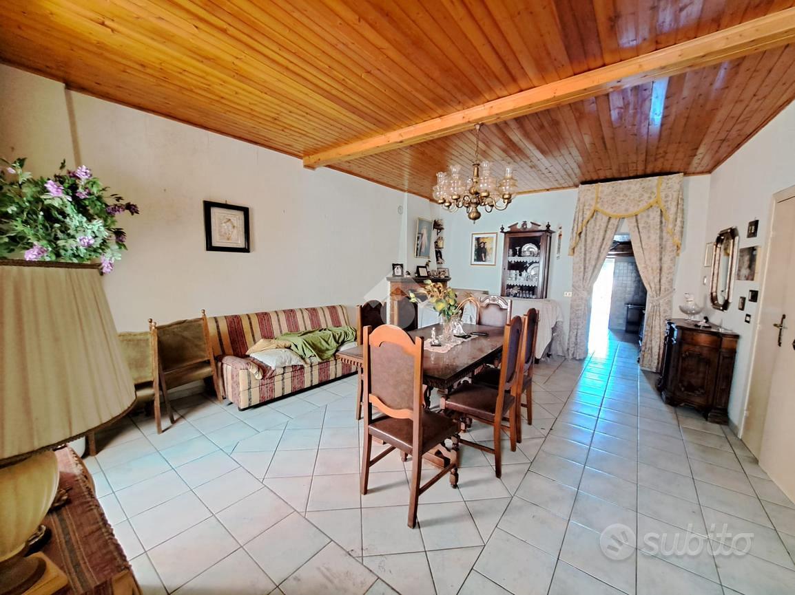 4 LOCALI A CANEPINA - More
