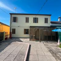 CAVARZERE: 127B: Casa accostata con scoperto