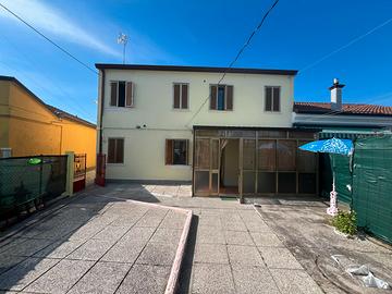 CAVARZERE: 127B: Casa accostata con scoperto