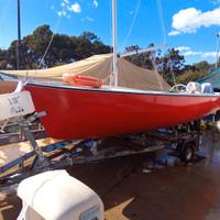 Barca a vela con motore e carrello