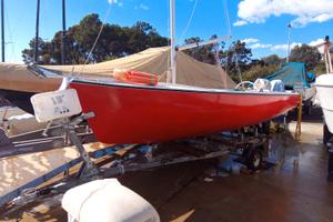 Barca a vela con motore e carrello