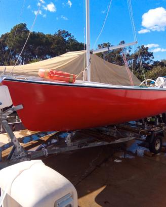 Barca a vela con motore e carrello