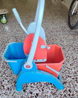 attrezzatura per pulizie