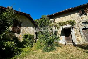 PORZIONE DI CASA A PAZZANO IMMERSA NEL VERDE