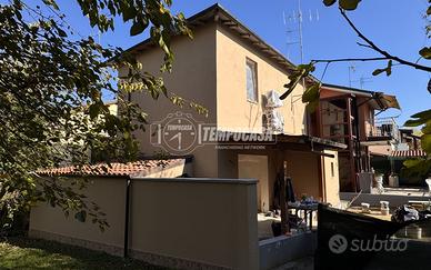 Terracielo immerso nel verde completamente ristrut