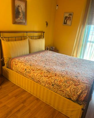Letto matrimoniale ottone legno cuscinoni più reti