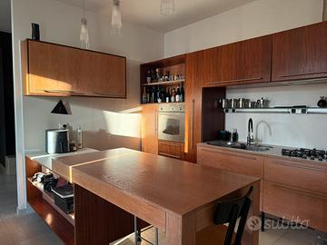 Cucina componibile in legno con penisola
