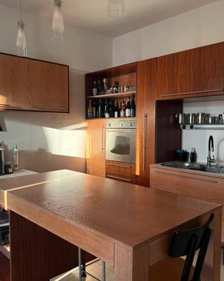 Cucina componibile in legno con penisola