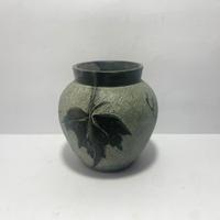 Piccolo vaso in pietra con foglie a rilievo 900