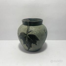 Piccolo vaso in pietra con foglie a rilievo 900