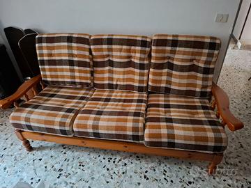 Divano in legno con sedute sfoderabili.