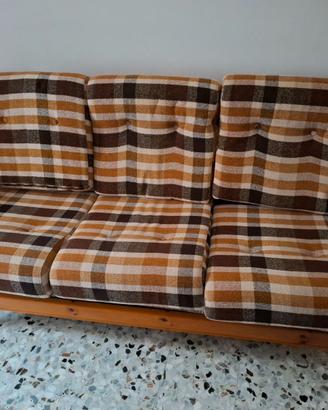 Divano in legno con sedute sfoderabili.