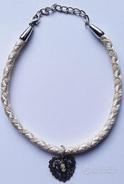Collana girocollo intrecciata panna con ciondolo