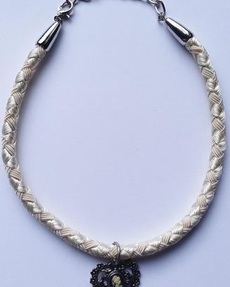 Collana girocollo intrecciata panna con ciondolo