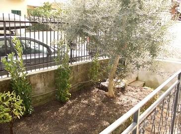 Rebibbia monolocale con giardino e balcone