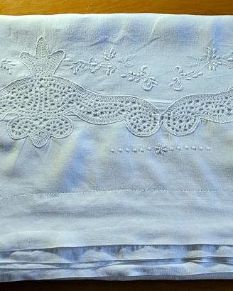 Lenzuolo matrimoniale vintage con fine ricamo 