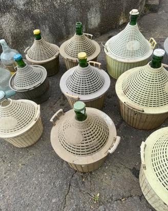 Damigiane  in vetro e Bidoni in plastica