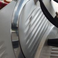 Affettatrice in acciaio come foto