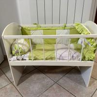 Culla in legno con decorazioni per bambole