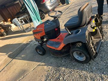 Trattorino taglia erba