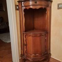 Mobiletto ad angolo.