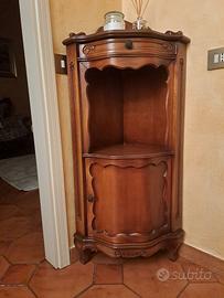 Mobiletto ad angolo.